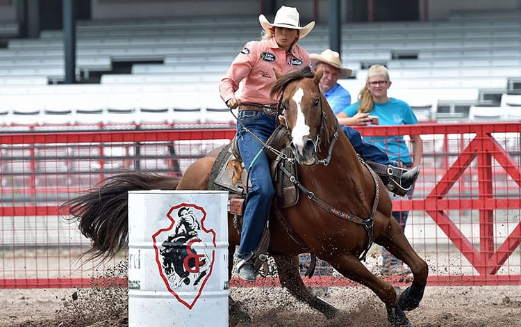 Las mujeres montan a caballo alrededor del barril